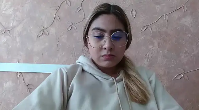 Snapshot of Miabonnett_ chatting on February 13, 4:17 pm Miabonnett online show from February 13, 4:17 pm