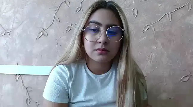 Snapshot of Miabonnett_ chatting on February 21, 3:10 pm Miabonnett online show from February 21, 3:10 pm