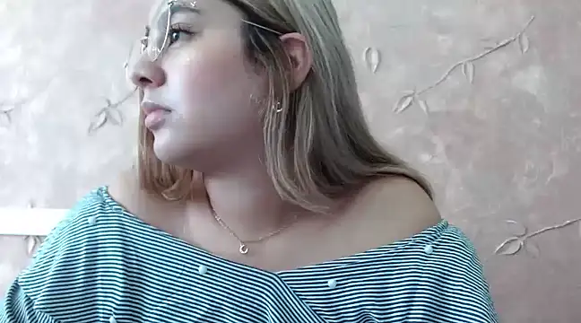 Snapshot of Miabonnett_ chatting on February 26, 3:08 pm Miabonnett online show from February 26, 3:08 pm