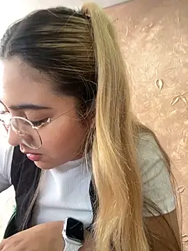 Snapshot of Miabonnett_ chatting on March 21, 3:13 pm Miabonnett online show from March 21, 3:13 pm