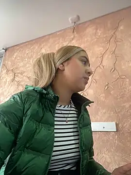 Snapshot of Miabonnett_ chatting on October 18, 12:06 pm Miabonnett online show from October 18, 12:06 pm