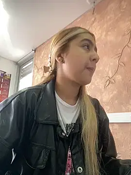 Snapshot of Miabonnett_ chatting on October 28, 12:09 pm Miabonnett online show from October 28, 12:09 pm