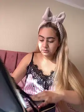 Snapshot of Miabonnett_ chatting on November 11, 12:27 pm Miabonnett online show from November 11, 12:27 pm