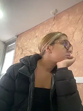 Snapshot of Miabonnett_ chatting on November 19, 12:16 pm Miabonnett online show from November 19, 12:16 pm