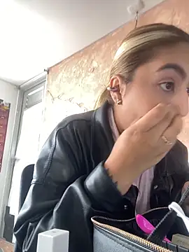 Snapshot of Miabonnett_ chatting on November 22, 12:15 pm Miabonnett online show from November 22, 12:15 pm