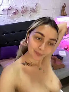 Snapshot of emma_oxford chatting on December 20, 12:30 am emma oxford online show from December 20, 12:30 am