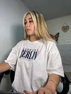 Snapshot of emma_oxford chatting on February 3, 8:35 pm emma oxford online show from February 3, 8:35 pm