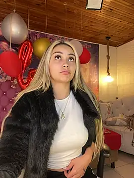 Snapshot of emma_oxford chatting on February 18, 8:25 pm emma oxford online show from February 18, 8:25 pm