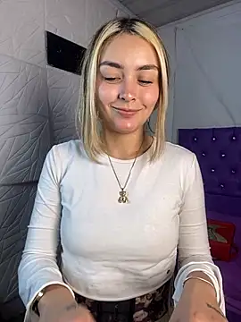 Snapshot of emma_oxford chatting on February 24, 8:36 pm emma oxford online show from February 24, 8:36 pm