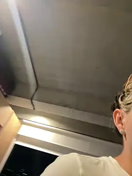 Snapshot of emma_oxford chatting on March 1, 11:40 pm emma oxford online show from March 1, 11:40 pm