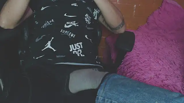 Snapshot of OldManAndGirlishLady chatting on December 24, 2:10 am OldManAndGirlishLady online show from December 24, 2:10 am