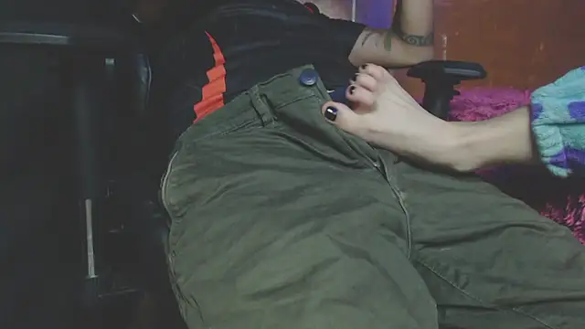 Snapshot of OldManAndGirlishLady chatting on January 8, 2:25 am OldManAndGirlishLady online show from January 8, 2:25 am