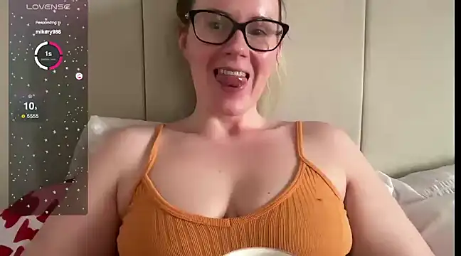 Snapshot of redheadrosie69 chatting on February 16, 3:38 pm redheadrosie69 online show from February 16, 3:38 pm