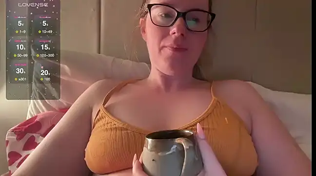 Snapshot of redheadrosie69 chatting on February 17, 6:31 am redheadrosie69 online show from February 17, 6:31 am