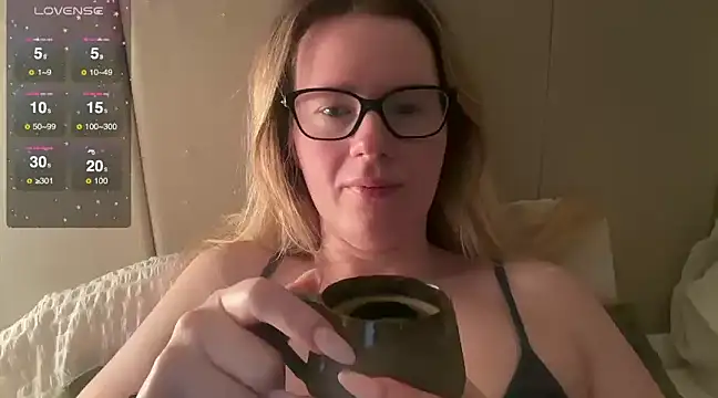 Snapshot of redheadrosie69 chatting on February 18, 6:48 am redheadrosie69 online show from February 18, 6:48 am
