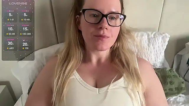 Snapshot of redheadrosie69 chatting on February 19, 11:49 am redheadrosie69 online show from February 19, 11:49 am