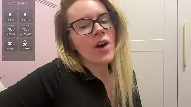 Snapshot of redheadrosie69 chatting on February 21, 9:56 am redheadrosie69 online show from February 21, 9:56 am