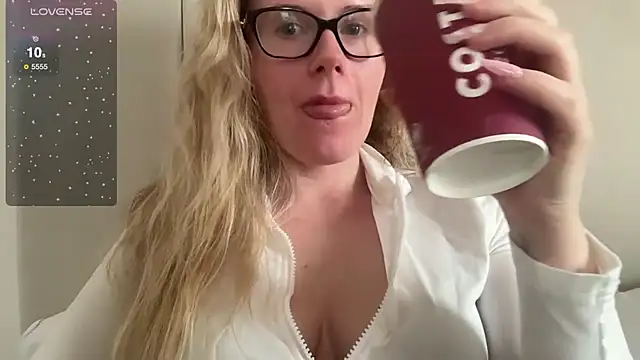 Snapshot of redheadrosie69 chatting on February 23, 2:25 pm redheadrosie69 online show from February 23, 2:25 pm