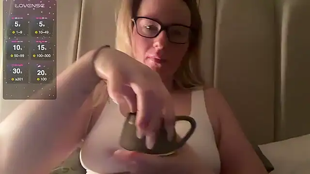 Snapshot of redheadrosie69 chatting on February 26, 6:37 am redheadrosie69 online show from February 26, 6:37 am