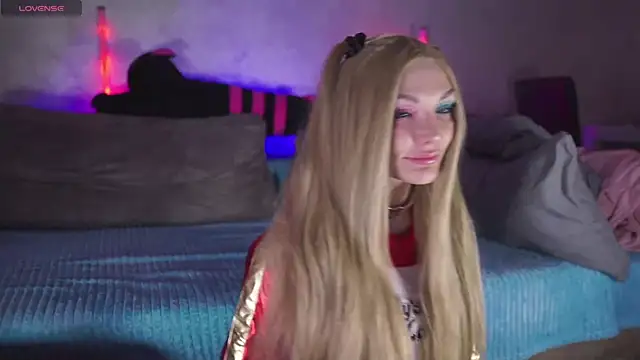 Snapshot of Lady3Holes chatting on December 2, 5:19 pm Lady3Holes online show from December 2, 5:19 pm