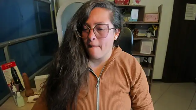 Snapshot of SaraThomso chatting on November 7, 3:17 am SaraThomso online show from November 7, 3:17 am