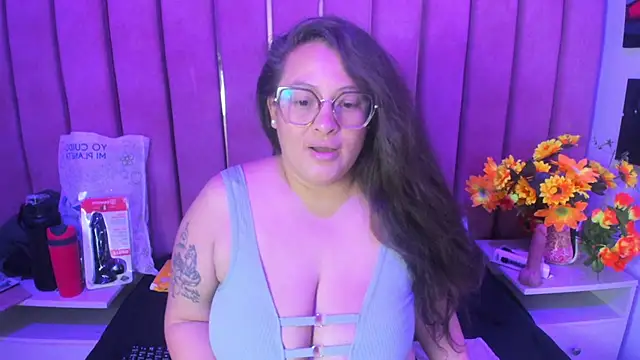 Snapshot of SaraThomso chatting on November 12, 3:29 am SaraThomso online show from November 12, 3:29 am