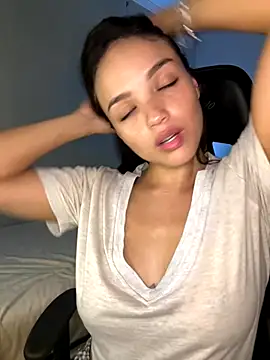 Snapshot of MisFrekcles_ chatting on October 23, 8:13 am MisFrekcles online show from October 23, 8:13 am