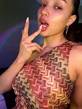 Snapshot of MisFrekcles_ chatting on December 19, 11:17 am MisFrekcles online show from December 19, 11:17 am