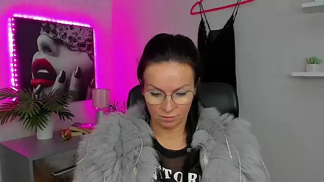 HelenLuxx online show from February 3, 12:57 pm