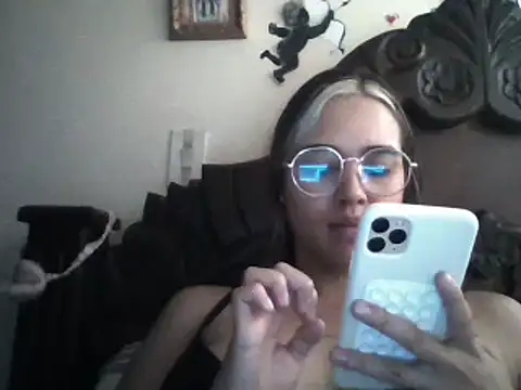 trianabell online show from February 5, 4:03 pm