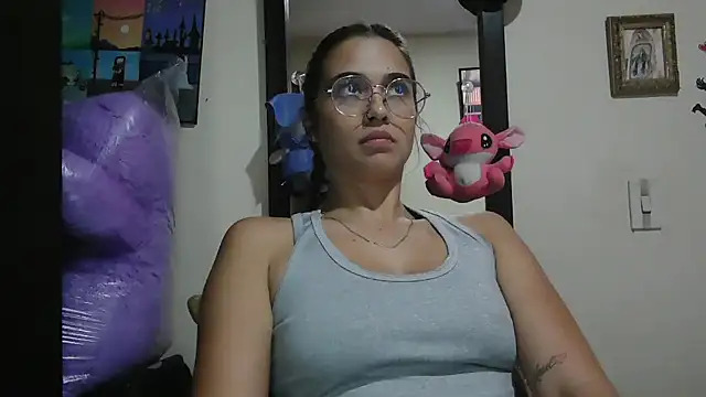 Snapshot of trianabell chatting on April 21, 2:26 am trianabell online show from April 21, 2:26 am
