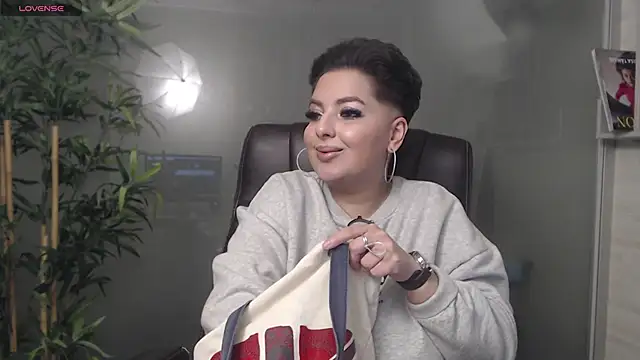 Snapshot of BustyAllyy chatting on January 15, 8:48 pm BustyAllyy online show from January 15, 8:48 pm