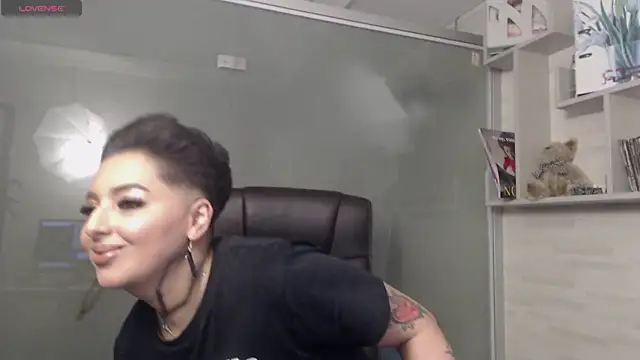 Snapshot of BustyAllyy chatting on January 16, 8:46 pm BustyAllyy online show from January 16, 8:46 pm