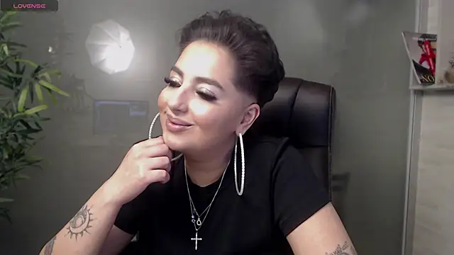 Snapshot of BustyAllyy chatting on January 22, 1:20 am BustyAllyy online show from January 22, 1:20 am