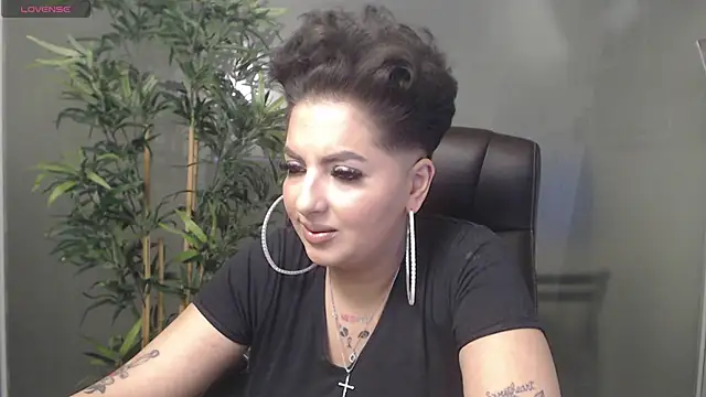 Snapshot of BustyAllyy chatting on January 22, 8:49 pm BustyAllyy online show from January 22, 8:49 pm