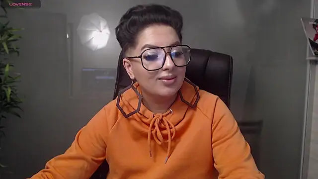 Snapshot of BustyAllyy chatting on January 27, 1:16 am BustyAllyy online show from January 27, 1:16 am