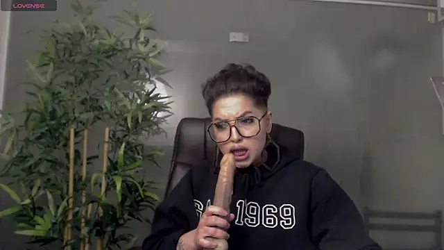 Snapshot of BustyAllyy chatting on January 27, 8:49 pm BustyAllyy online show from January 27, 8:49 pm