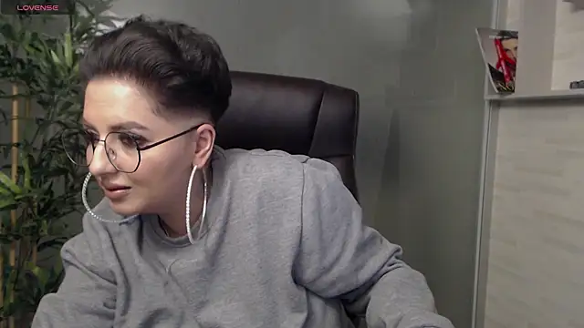 Snapshot of BustyAllyy chatting on January 31, 1:11 am BustyAllyy online show from January 31, 1:11 am