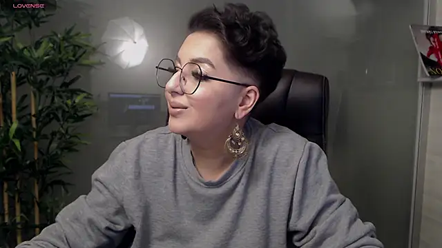 Snapshot of BustyAllyy chatting on February 2, 8:19 pm BustyAllyy online show from February 2, 8:19 pm