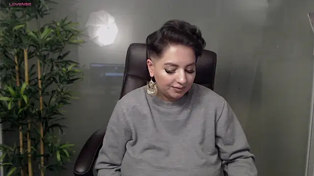 Snapshot of BustyAllyy chatting on February 3, 2:25 am BustyAllyy online show from February 3, 2:25 am