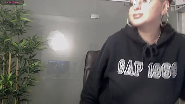 Snapshot of BustyAllyy chatting on February 3, 8:46 pm BustyAllyy online show from February 3, 8:46 pm