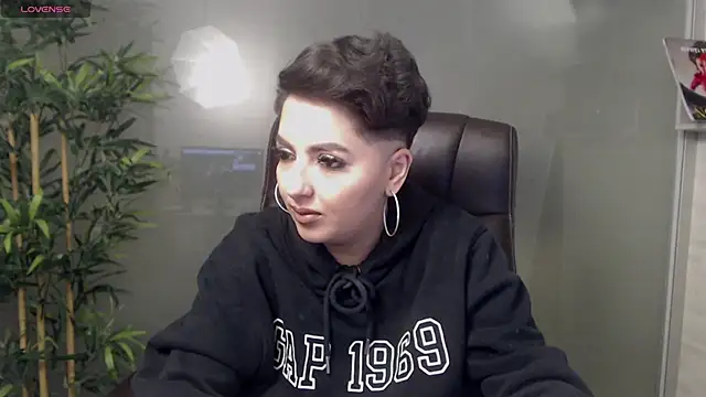 Snapshot of BustyAllyy chatting on February 3, 11:47 pm BustyAllyy online show from February 3, 11:47 pm