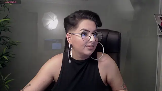 Snapshot of BustyAllyy chatting on February 5, 10:01 pm BustyAllyy online show from February 5, 10:01 pm