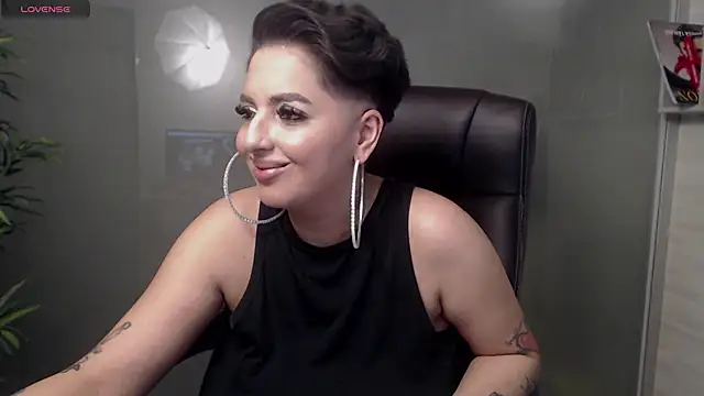 Snapshot of BustyAllyy chatting on February 6, 1:05 am BustyAllyy online show from February 6, 1:05 am