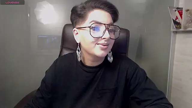 Snapshot of BustyAllyy chatting on February 7, 11:24 pm BustyAllyy online show from February 7, 11:24 pm