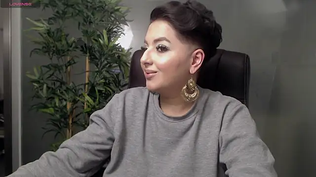 Snapshot of BustyAllyy chatting on February 9, 9:49 pm BustyAllyy online show from February 9, 9:49 pm