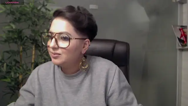 Snapshot of BustyAllyy chatting on February 10, 12:52 am BustyAllyy online show from February 10, 12:52 am