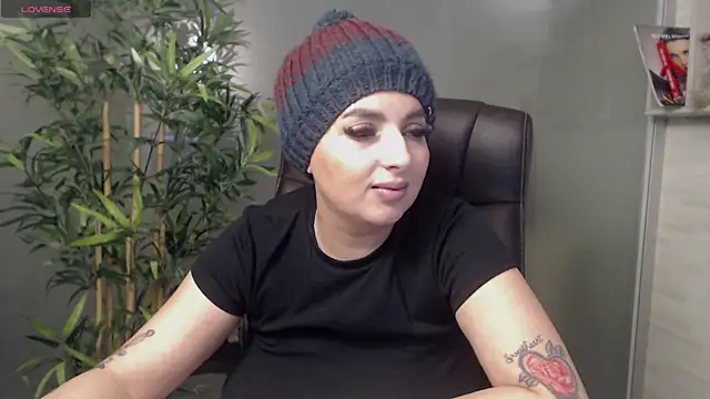 Snapshot of BustyAllyy chatting on February 12, 9:22 pm BustyAllyy online show from February 12, 9:22 pm