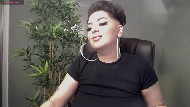 Snapshot of BustyAllyy chatting on February 13, 12:24 am BustyAllyy online show from February 13, 12:24 am