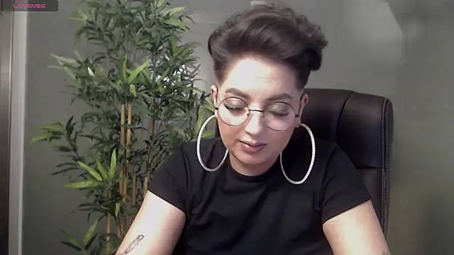 Snapshot of BustyAllyy chatting on February 13, 7:42 pm BustyAllyy online show from February 13, 7:42 pm